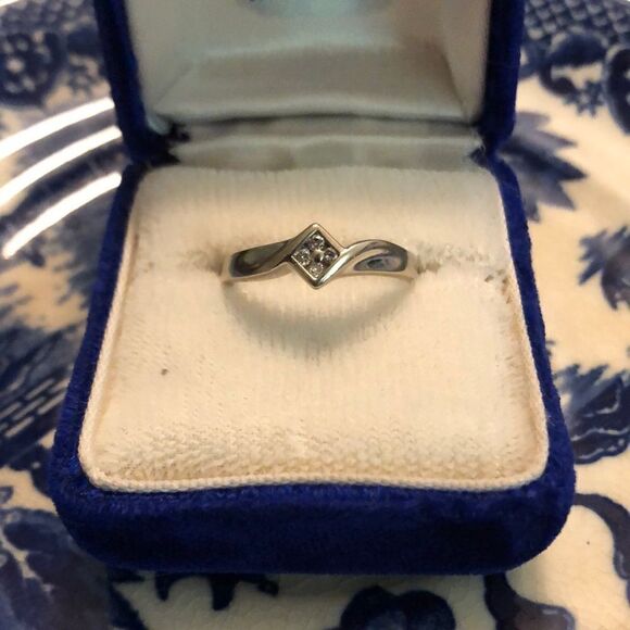 šĀ 10kāWhiteāGoldāDiamondāRing - Picture 2 of 8